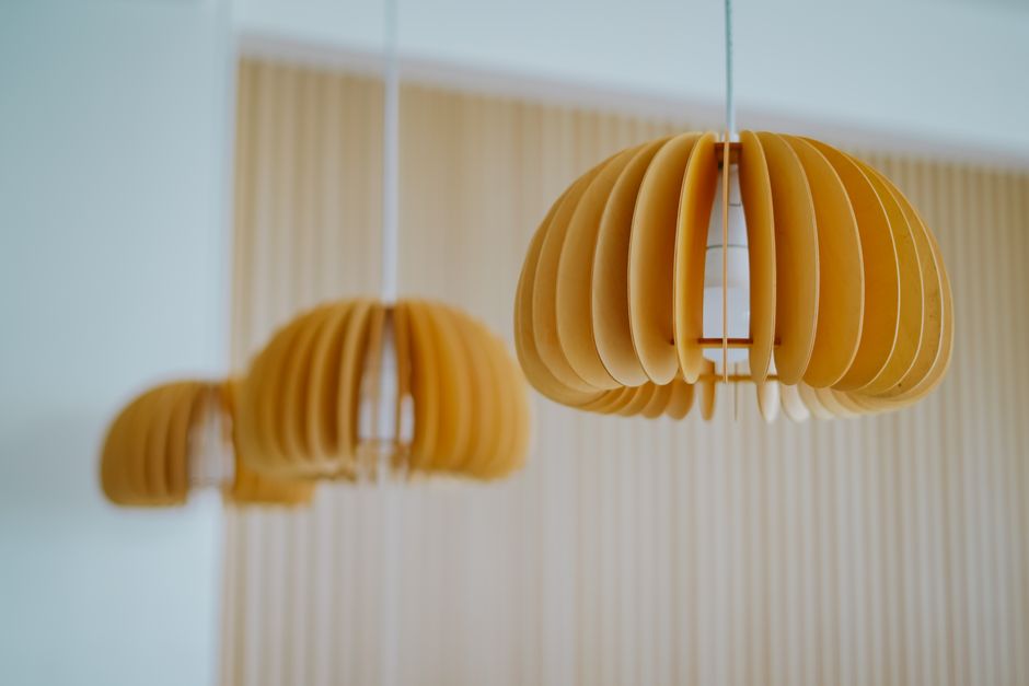 Suspension nordique moderne dans un salon scandinave épuré, ajoutant une touche d'élégance et de minimalisme à la décoration intérieure.